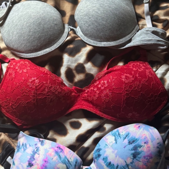 VS 32a Bras Bundle - Picture 2 of 2